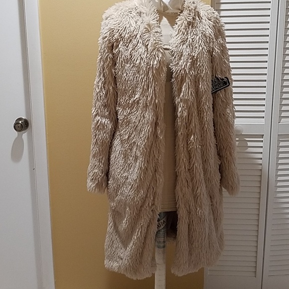 Fabulous faux fur coat.Cozy!Neutral color - Picture 3 of 6